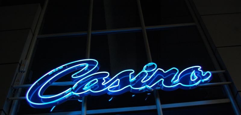 Neonskylt där det står casino